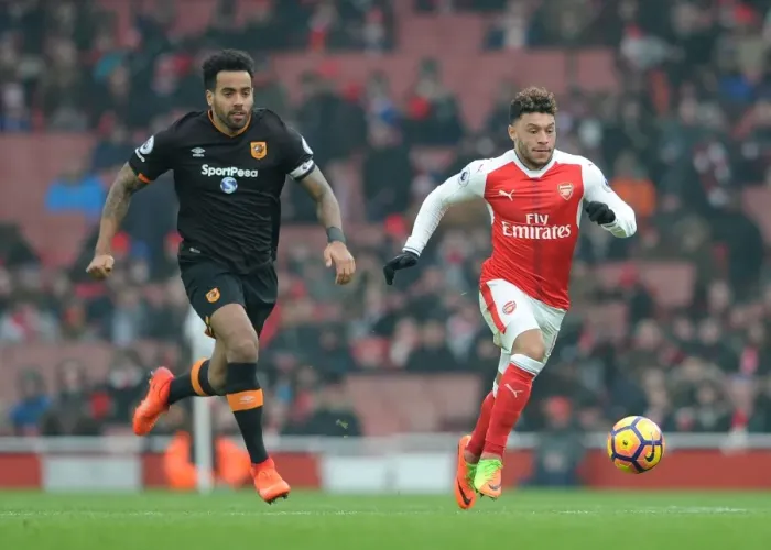 Framed Print : Arsenal vs Hull City: Oxlade-Chamberlain Faces Huddlestone in Premier League Clash