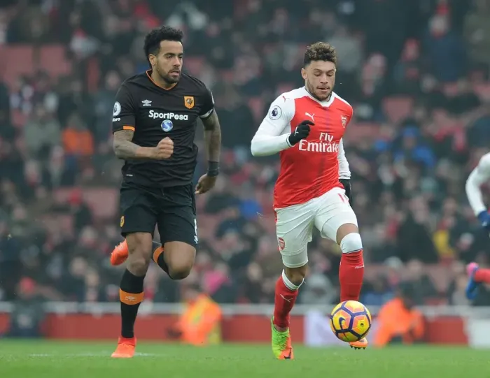 Framed Print : Arsenal vs Hull City: Oxlade-Chamberlain vs Huddlestone Clash in Premier League