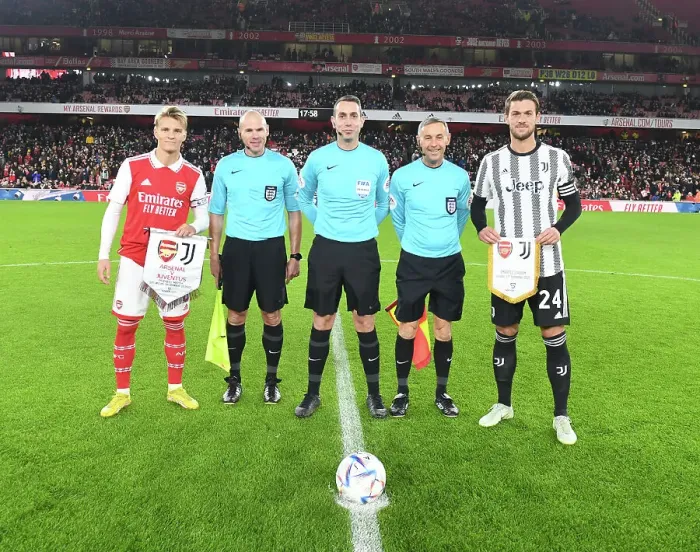 Framed Print : Arsenal vs Juventus: Pennant Exchange at the Emirates Stadium (2022-23)