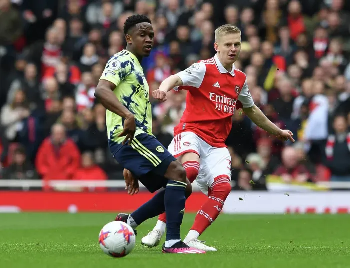 Framed Print : Arsenal vs Leeds United: Zinchenko Evades Pressure in Premier League Showdown