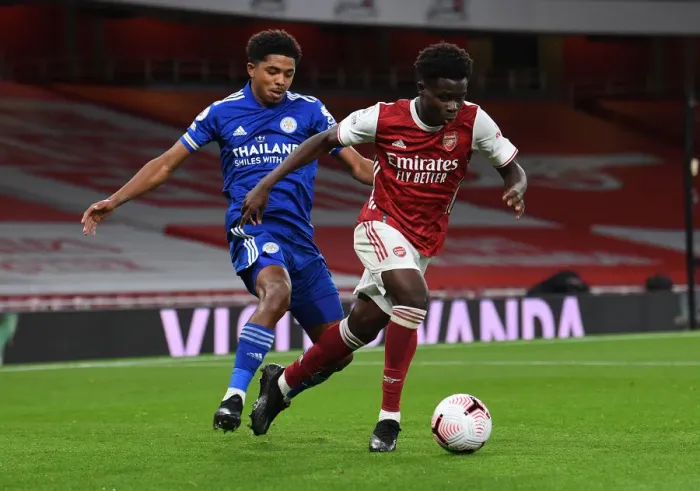 Framed Print : Arsenal vs Leicester City: Bukayo Saka vs Wesley Fofana Clash in Empty Emirates Stadium