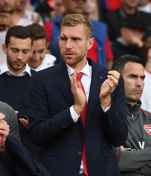 Arsenal vs Leicester City: Per Mertesacker Leads Teams Out at Emirates Stadium (2017-18)