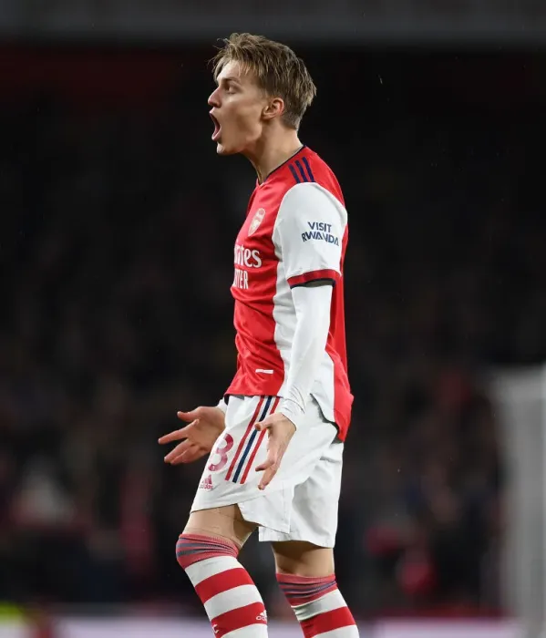 Framed Print : Arsenal vs Liverpool: Martin Odegaard in Action at the Emirates Stadium, Premier League 2021-22