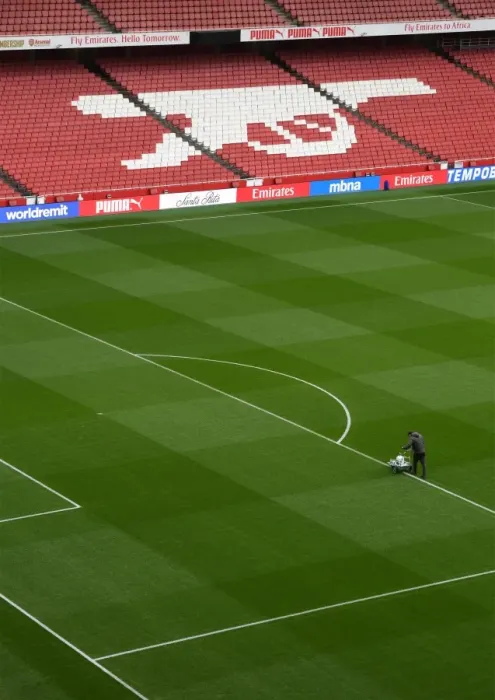 Framed Print : Arsenal vs Liverpool: Preparing the Emirates Turf for Battle (2017-18) Framed Print : Arsenal vs Liverpool: Preparing the Emirates Turf for Battle (2017-18)