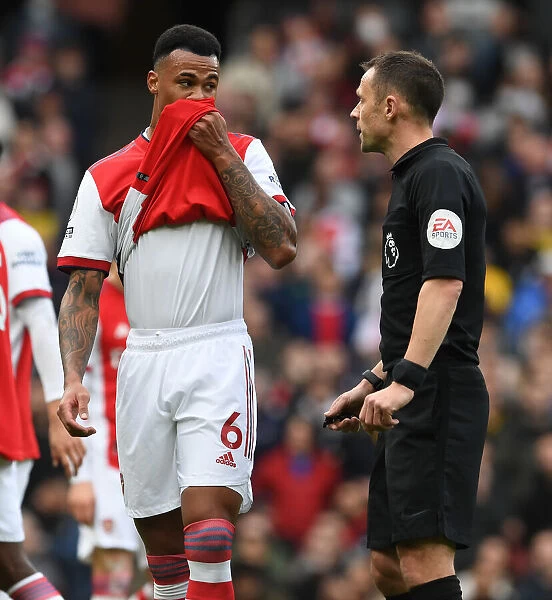 Arsenal vs Manchester City: Gabriel Magalhaes Discusses Ref Decisions with Stuart Attwell