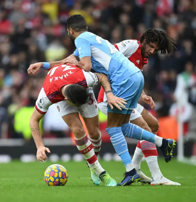 Framed Print : Arsenal vs Manchester City: Intense Battle – Xhaka and Elneny vs Mahrez