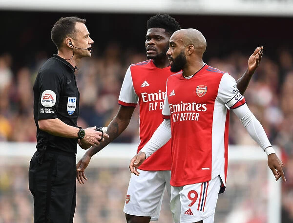 Arsenal vs Manchester City: Partey and Lacazette in Intense Discussion with Referee during Premier League Clash (2021-22)