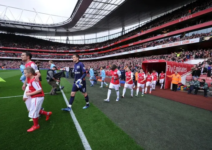 Framed Print : Arsenal vs Manchester City: Robin van Persie Leads Arsenal at Emirates Stadium, 2011-12 Premier League Framed Print : Arsenal vs Manchester City: Robin van Persie Leads Arsenal at Emirates Stadium, 2011-12 Premier League