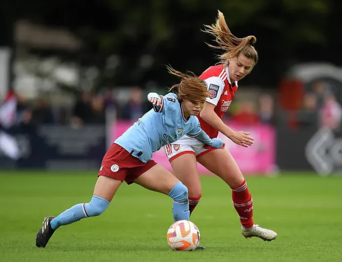 Framed Print : Arsenal vs Manchester City: A Tight Battle in the FA Women's Super League (2022-23)