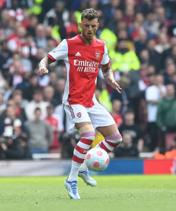 Framed Print : Arsenal vs Manchester United: Battle for Premier League Supremacy - Ben White in Action