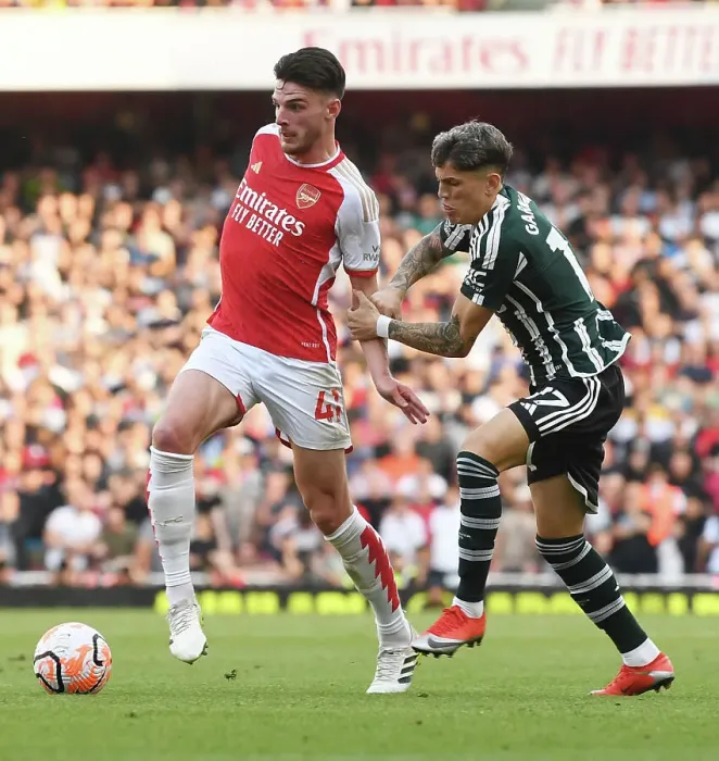 Framed Print : Arsenal vs Manchester United: Declan Rice vs Alejandro Garnacho Clash in the 2023-24 Premier League