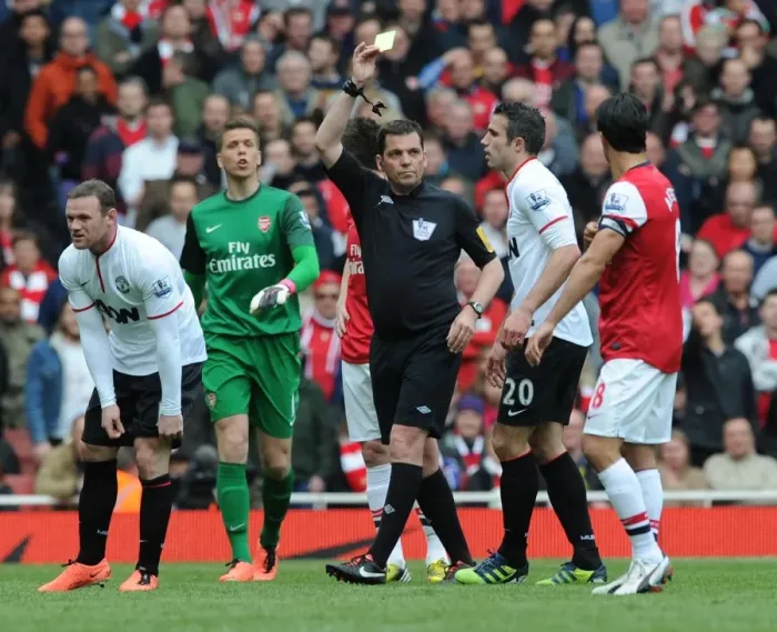 Framed Print : Arsenal vs Manchester United: Phil Dowd Shows Yellow Card to Robin van Persie Framed Print : Arsenal vs Manchester United: Phil Dowd Shows Yellow Card to Robin van Persie