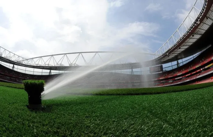 Framed Print : Arsenal vs Manchester United: Pitch Prepared for Premier League Showdown (2016-17) Framed Print : Arsenal vs Manchester United: Pitch Prepared for Premier League Showdown (2016-17)