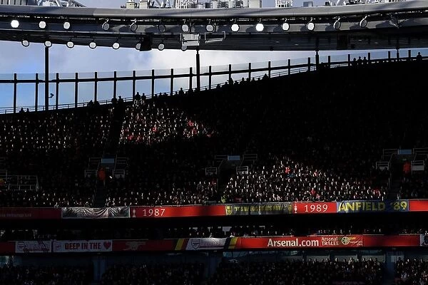Arsenal vs Manchester United: A Sea of Passionate Fans at Emirates Stadium