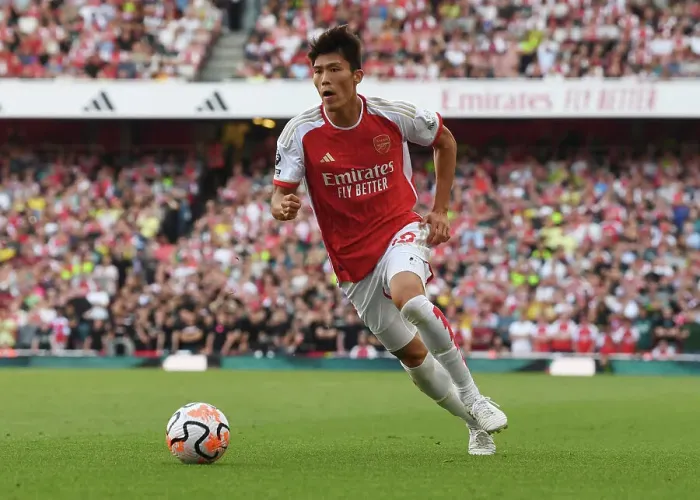 Framed Print : Arsenal vs Manchester United: Tomiyasu in Action at the Emirates Stadium (2023-24)