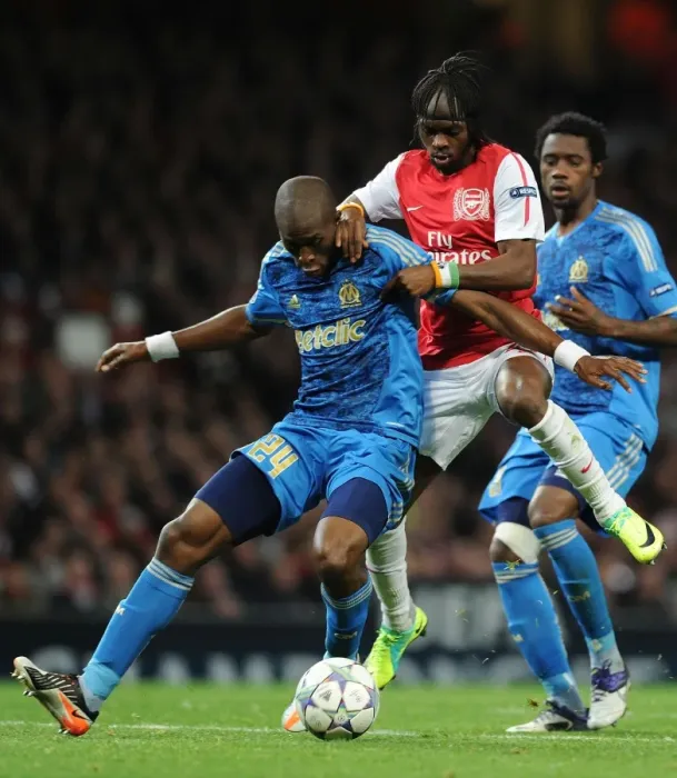 Framed Print : Arsenal vs Marseille: Gervinho vs Rod Fanni - UEFA Champions League Clash Framed Print : Arsenal vs Marseille: Gervinho vs Rod Fanni - UEFA Champions League Clash