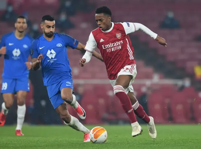 Framed Print : Arsenal vs Molde: Joe Willock Clashes with Stian Gregersen in Europa League Showdown Framed Print : Arsenal vs Molde: Joe Willock Clashes with Stian Gregersen in Europa League Showdown