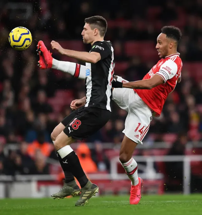 Framed Print : Arsenal vs Newcastle: Aubameyang Clashes with Fernandez in Premier League Showdown Framed Print : Arsenal vs Newcastle: Aubameyang Clashes with Fernandez in Premier League Showdown
