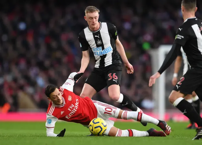 Framed Print : Arsenal vs Newcastle: Ozil vs Longstaff Clash in Premier League Showdown Framed Print : Arsenal vs Newcastle: Ozil vs Longstaff Clash in Premier League Showdown
