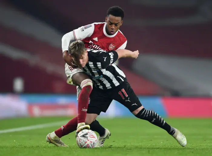 Framed Print : Arsenal vs Newcastle United: FA Cup Clash - Joe Willock Challenges Matt Ritchie