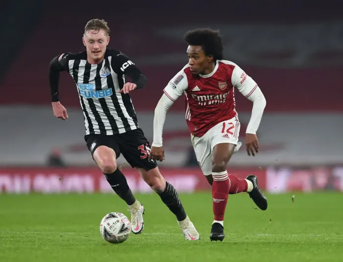 Framed Print : Arsenal vs Newcastle United: Willian Clashes with Longstaff in FA Cup Third Round