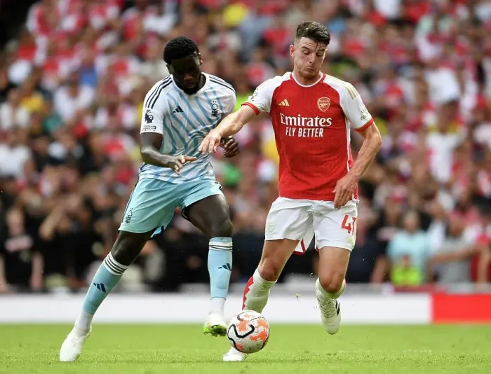 Framed Print : Arsenal vs. Nottingham Forest: Declan Rice Clash in the 2023-24 Premier League