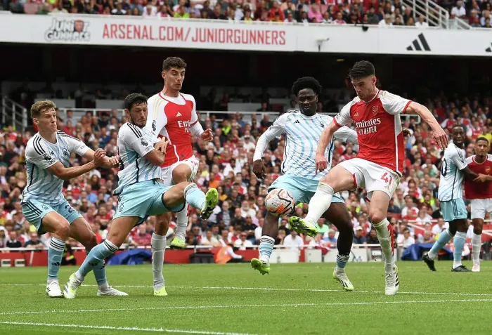 Framed Print : Arsenal vs. Nottingham Forest: Intense Battle for the Ball
