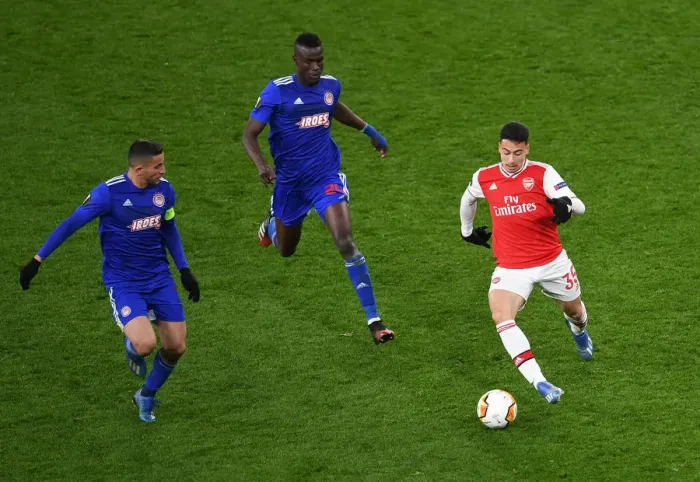 Framed Print : Arsenal vs Olympiacos: Martinelli Clashes with Defenders in Europa League Showdown Framed Print : Arsenal vs Olympiacos: Martinelli Clashes with Defenders in Europa League Showdown