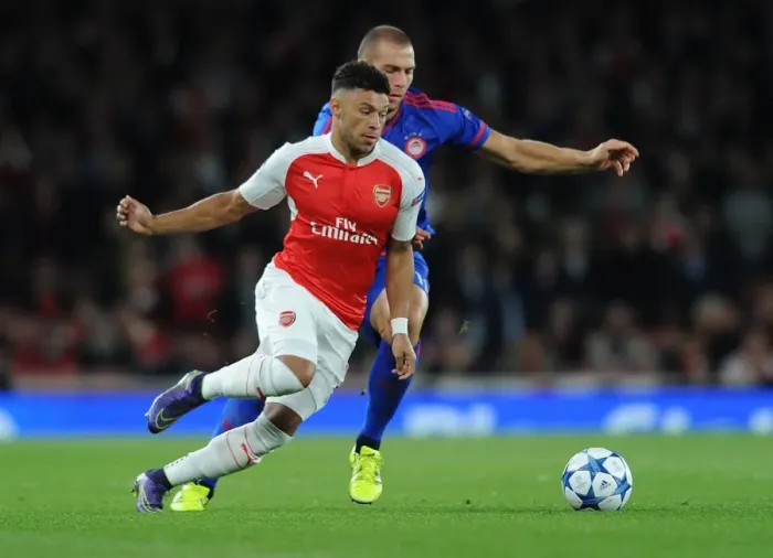 Framed Print : Arsenal vs. Olympiacos: Oxlade-Chamberlain vs. Kasami in 2015 / 16 UEFA Champions League Showdown