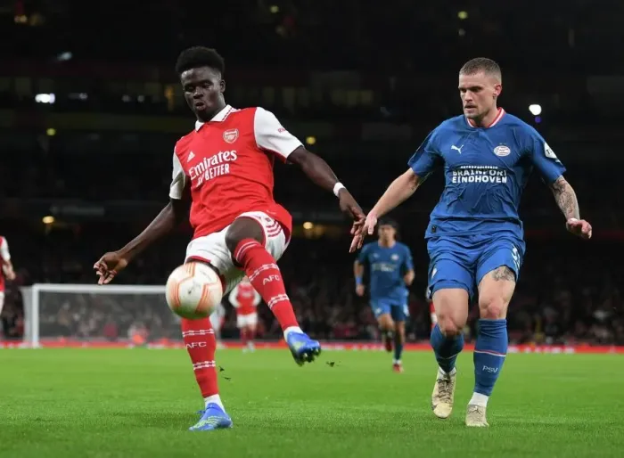 Framed Print : Arsenal vs PSV Eindhoven: Bukayo Saka Clash in Europa League Group A