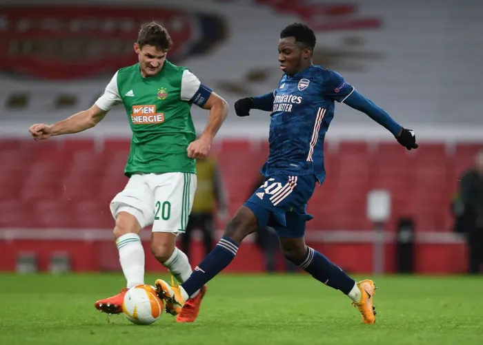 Framed Print : Arsenal vs Rapid Wien: Eddie Nketiah Clashes with Maximilian Hofmann in Europa League Showdown