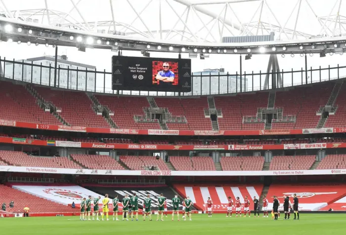 Framed Print : Arsenal vs Sheffield United: Silent Tribute to Metropolitan Police Sergeant Matt Ratana - Premier League 2020-21 (Behind Closed Doors)