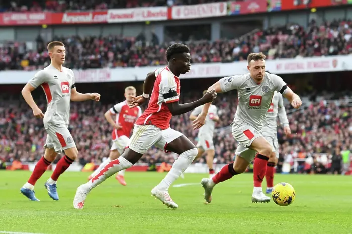 Framed Print : Arsenal vs Sheffield United: Bukayo Saka vs Jack Robinson Battle at Emirates Stadium (2023-24)