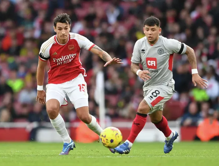 Framed Print : Arsenal vs Sheffield United: Jakub Kiwior's Intense Clash with Gustavo Hamer (2023-24)