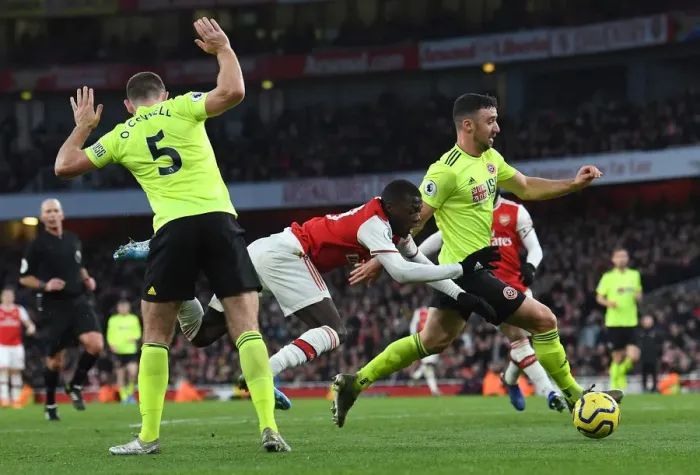 Framed Print : Arsenal vs Sheffield United: Pepe Faces Off Against Defenders