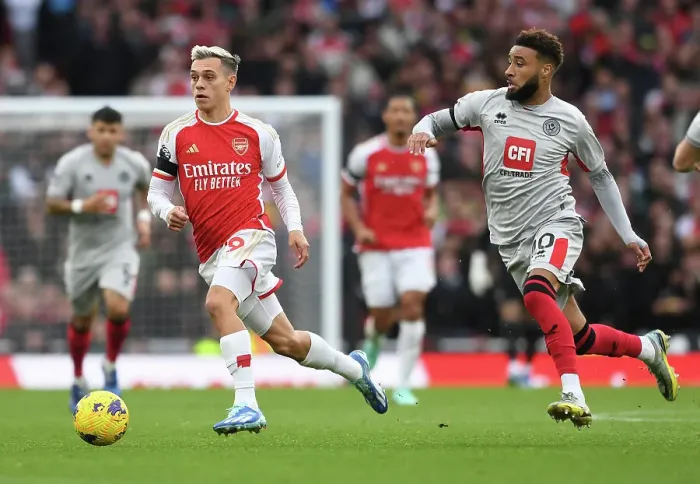 Framed Print : Arsenal vs Sheffield United: Trossard vs Bogle Clash in the Premier League (2023-24)