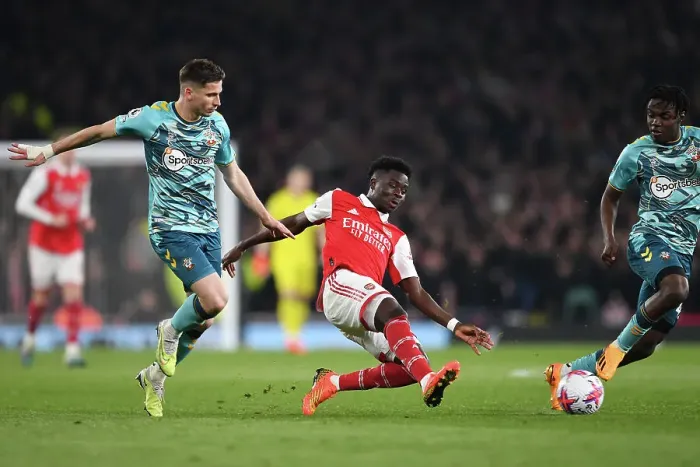 Framed Print : Arsenal vs Southampton: Bukayo Saka Fights for Possession in the Premier League Framed Print : Arsenal vs Southampton: Bukayo Saka Fights for Possession in the Premier League