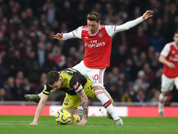 Framed Print : Arsenal vs Southampton: Ozil vs Hojbjerg - The Emirates Showdown Framed Print : Arsenal vs Southampton: Ozil vs Hojbjerg - The Emirates Showdown
