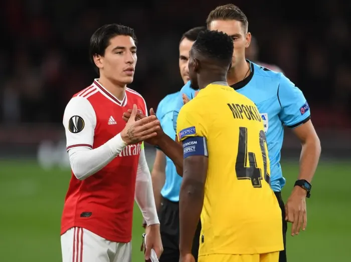 Framed Print : Arsenal vs Standard Liege: Hector Bellerin Shakes Hands in Europa League Clash Framed Print : Arsenal vs Standard Liege: Hector Bellerin Shakes Hands in Europa League Clash