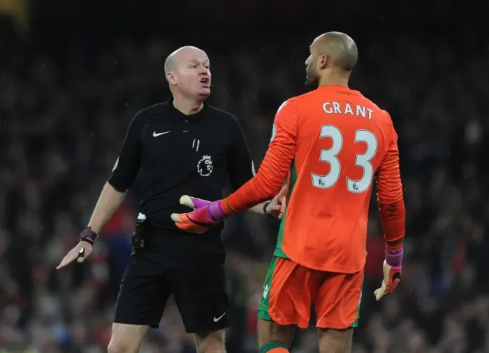 Framed Print : Arsenal vs Stoke City: Referee Lee Mason Speaks with Lee Grant during Premier League Clash Framed Print : Arsenal vs Stoke City: Referee Lee Mason Speaks with Lee Grant during Premier League Clash