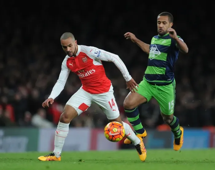 Framed Print : Arsenal vs Swansea City: Walcott vs Routledge - Premier League Battle Framed Print : Arsenal vs Swansea City: Walcott vs Routledge - Premier League Battle