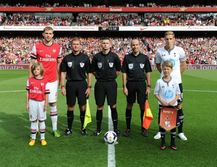 Framed Print : Arsenal vs. Tottenham: 2013-14 Premier League Showdown - The Captains Pre-Match Handshake Framed Print : Arsenal vs. Tottenham: 2013-14 Premier League Showdown - The Captains Pre-Match Handshake