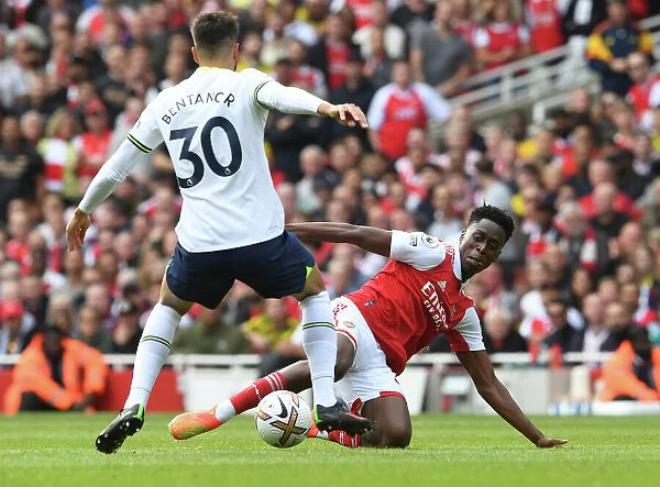 Arsenal vs. Tottenham: Intense Clash Between Lokonga and Bentancur in the 2022-23 Premier League