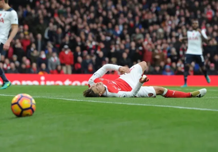 Framed Print : Arsenal vs. Tottenham: Ozil in Action at the Emirates Stadium (2016-17)