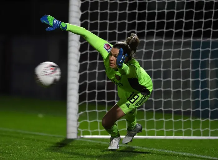 Framed Print : Arsenal vs. Tottenham Women's FA Cup Clash: Empty Stands and Dramatic Penalty Shootout Decided by Lydia Williams
