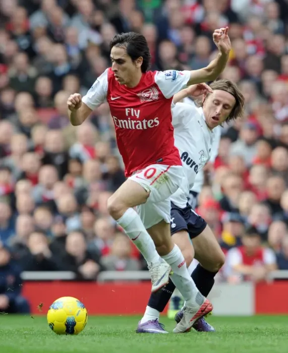 Framed Print : Arsenal vs. Tottenham: Yossi Benayoun Outmaneuvers Luka Modric in the 2011-12 Premier League Clash