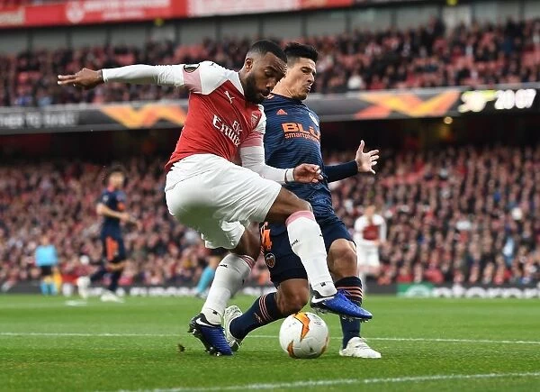 Arsenal vs Valencia: Alex Lacazette Clashes with Facundo Roncaglia in UEFA Europa League Semi-Final First Leg