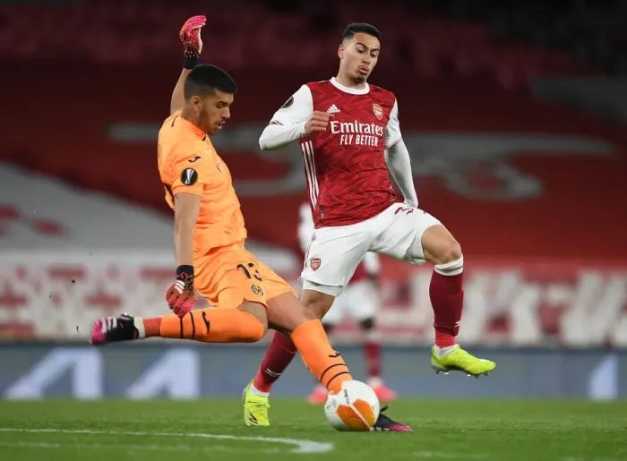 Framed Print : Arsenal vs. Villarreal: Martinelli Challenges Rulli in UEFA Europa League Semi-Final (Behind Closed Doors)