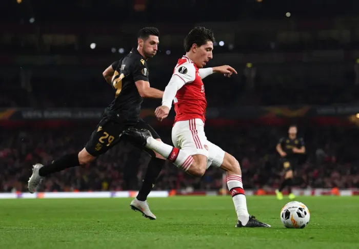 Framed Print : Arsenal vs. Vitoria Guimaraes: Hector Bellerin Clashes in UEFA Europa League Group F