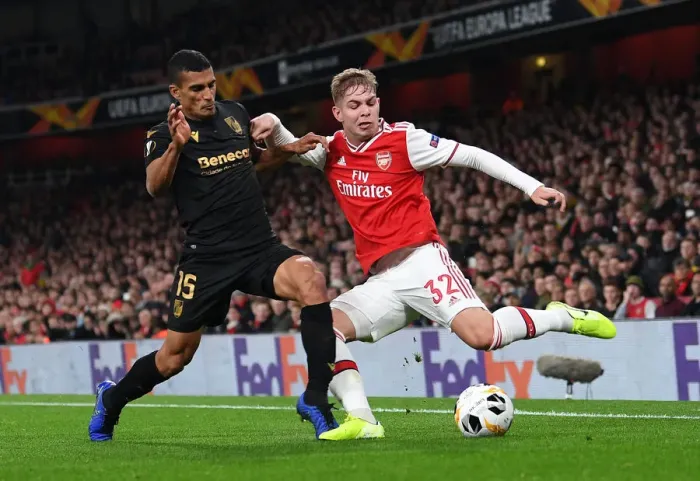 Framed Print : Arsenal vs Vitoria Guimaraes: Tense Moment as Emile Smith Rowe Crosses Under Pressure in Europa League Clash